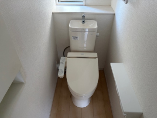 滝沢市葉の木沢山　中古住宅のトイレ|温水洗浄便座なので寒い日でも暖かい便座で快適です♪