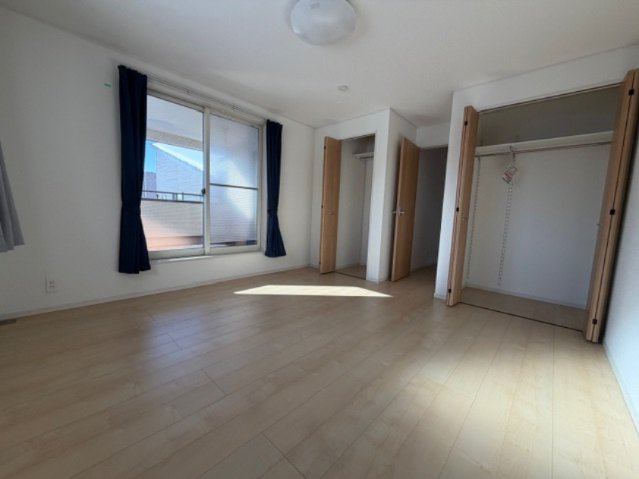 滝沢市葉の木沢山　中古住宅の洋室|木本来の色味を生かした温もりあるフローリングです。