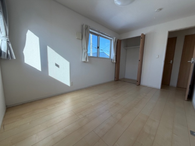 滝沢市葉の木沢山　中古住宅の洋室|寝室にもワークスペースにもぴったりな、ちょうどいい広さです。
