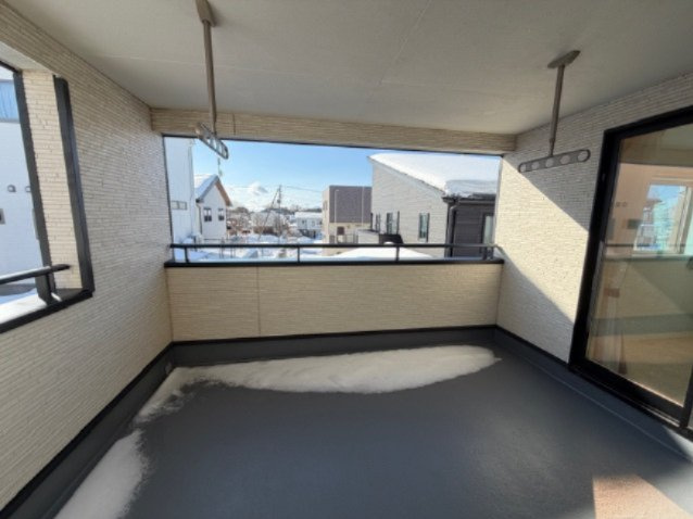 滝沢市葉の木沢山　中古住宅のバルコニー|外でも使えるガーデンファニチャーを用意すればご家族やご友人とバーベキューも楽しめます。