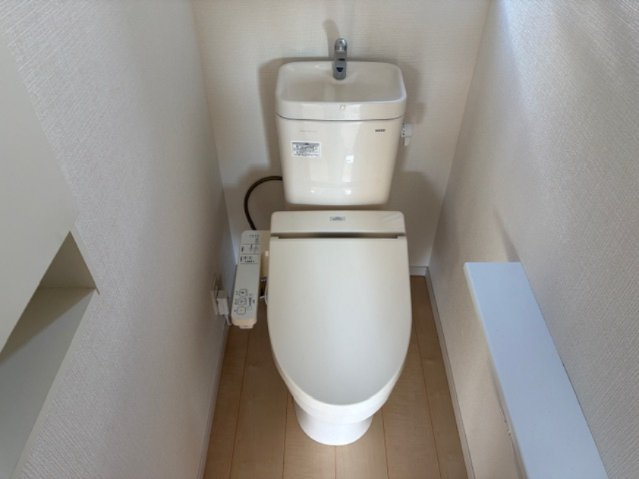 滝沢市葉の木沢山　中古住宅のトイレ|トイレが２ヶ所あるので忙しい朝も渋滞しにくいです。