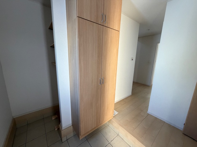 滝沢市葉の木沢山　中古住宅の玄関