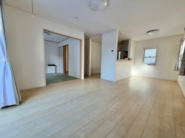 滝沢市葉の木沢山　中古住宅の居間・リビング|白い壁で、明るく開放的な雰囲気をつくり、広く感じられるのが魅力です