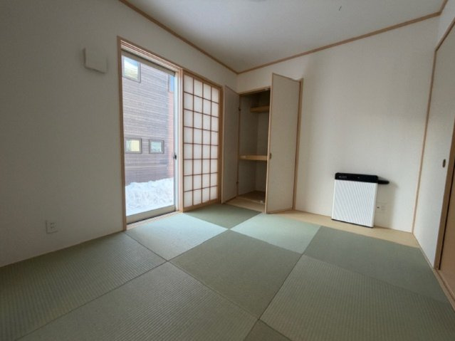 滝沢市葉の木沢山　中古住宅の和室|客間や遊び場に便利♪リビングとつなげて広々使えるのが魅力！