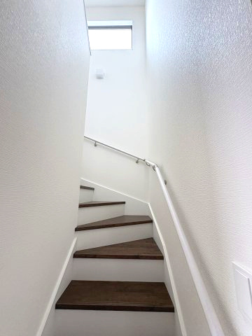 【内装】 | 福岡市城南区梅林1丁目2期　1号棟（全2棟）【仲介手数料無料・0円】 | 現地写真。2階へ上がる階段です。手摺もついて安全ですね。