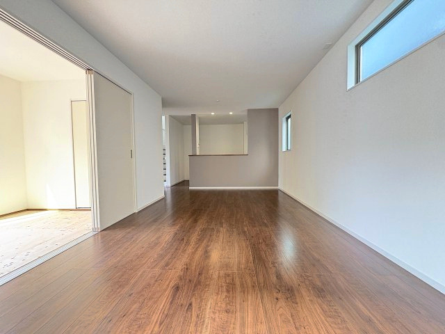 【居間・リビング】 | 福岡市城南区梅林1丁目2期　1号棟（全2棟）【仲介手数料無料・0円】 | 現地写真。リビングです。