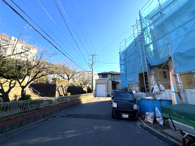 海見え！リビングから逗子海岸・富士山遠望の前面道路含む現地写真|前面道路