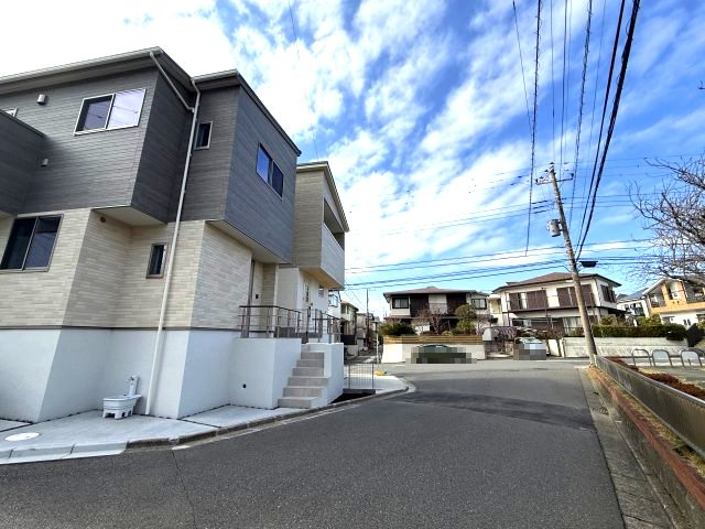 海見え！リビングから逗子海岸・富士山遠望の前面道路含む現地写真|前面道路