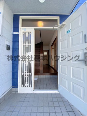 【内装】 | 　土井ハウス　 | 荷物の出し入れに便利な親子扉です