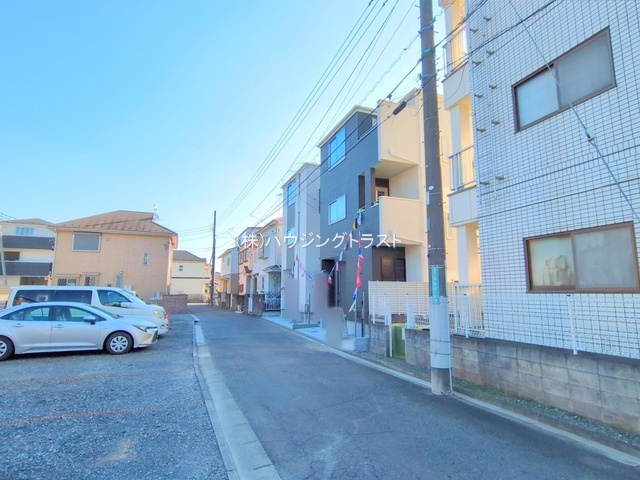 仲介手数料無料　所沢市弥生町　新築戸建　全２棟　A号棟の前面道路含む現地写真