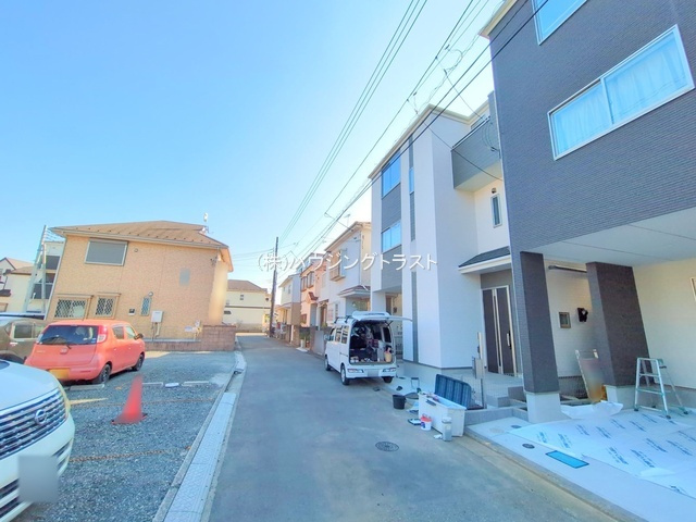 仲介手数料無料　所沢市弥生町　新築戸建　全２棟　B号棟の前面道路含む現地写真