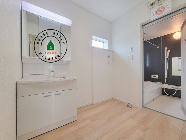 宮崎市島之内第11-3棟　(1号棟)の脱衣所|ゆとりの洗面スペースで朝の身支度もスムーズに。暮らしを快適に変えるシャワー付洗面台です！