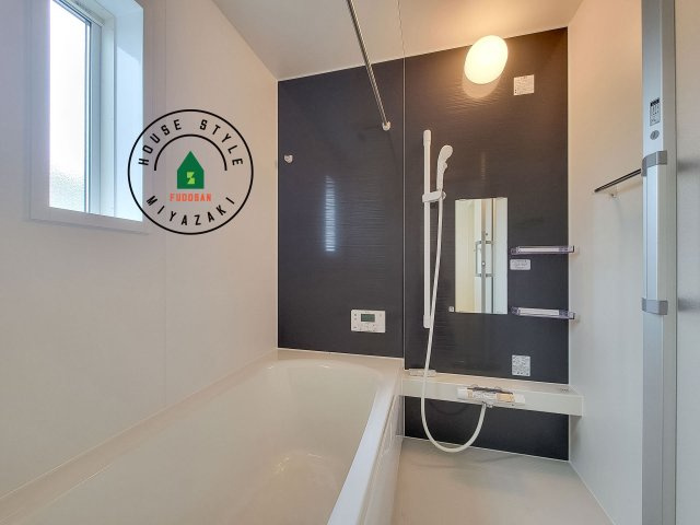 宮崎市島之内第11-3棟　(1号棟)の浴室|1日の疲れを癒してくれる広々バスルーム。雨の日のお洗濯にも大活躍な浴室乾燥機付です！