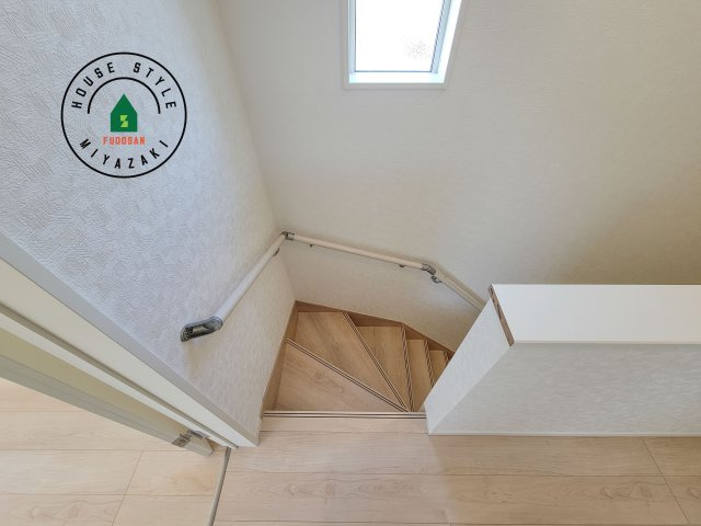 宮崎市島之内第11-3棟　(1号棟)の内装|＜手すり付階段＞手すりがないと階段の昇り降りで危険なことはもちろん、壁に手をつきながら歩くことで壁紙が汚れやすくなります。すべての方に快適に昇り降りしていただくため、手すりを設置しました。