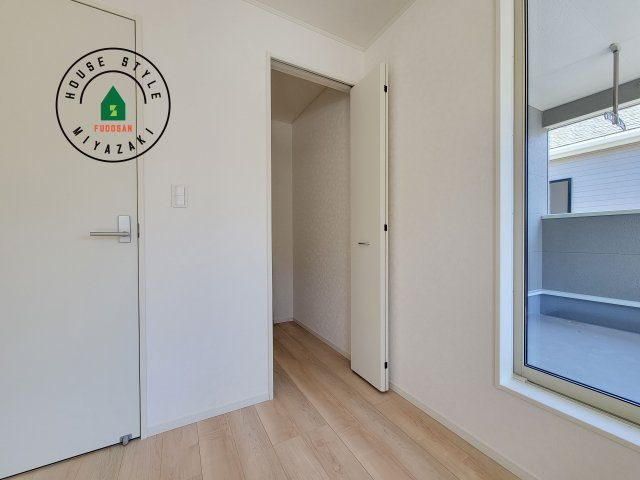 宮崎市島之内第11-3棟　(1号棟)の収納|洋服や大きな荷物が多い方や人数の多いご家族などは、一般的なクローゼットよりもウォークインクローゼットのほうが使い勝手が良いです。