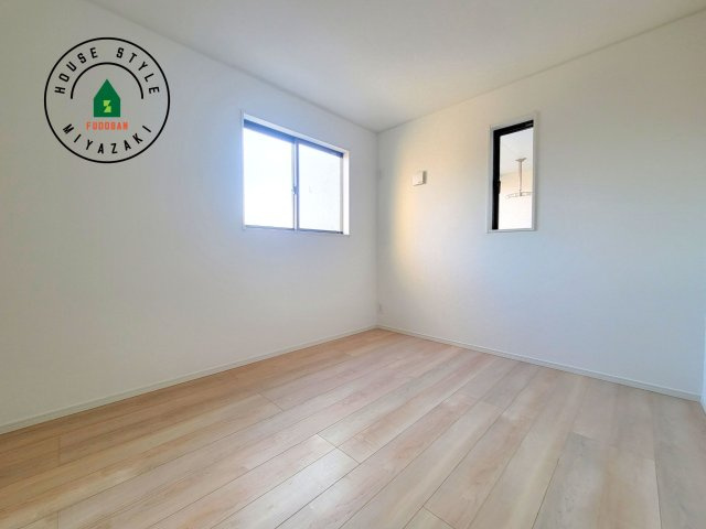 宮崎市島之内第11-3棟　(1号棟)の洋室|柔らかい陽光が差し込む明るいお部屋を演出する設計。彩光の取れる窓が気持ちの良いお部屋を創り上げます。