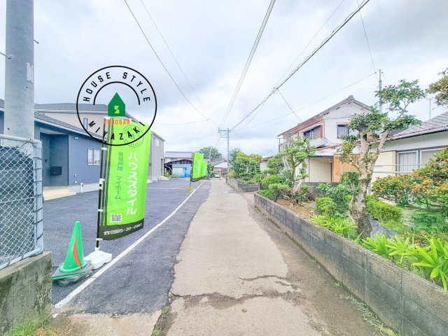 宮崎市島之内第11-3棟　(1号棟)の前面道路含む現地写真|前面道路は閑静な住宅地をはしる車通りの少ない道路。お車の出し入れが苦手なママや小さなお子様にも安心ですね。しっかり舗装もされているので、ベビーカーや自転車で通っても快適に通行できます。