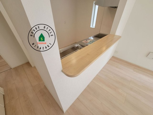 宮崎市島之内第11-3棟　(1号棟)のダイニング|キッチンから立ち込める香りが今日の料理を期待させます。