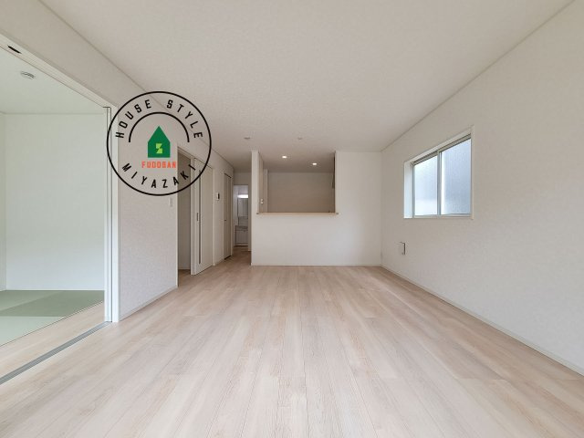 宮崎市島之内第11-3棟　(1号棟)の居間・リビング|キッチンからリビングをしっかり確認できます。家族の笑顔があふれる空間になりそうですね。