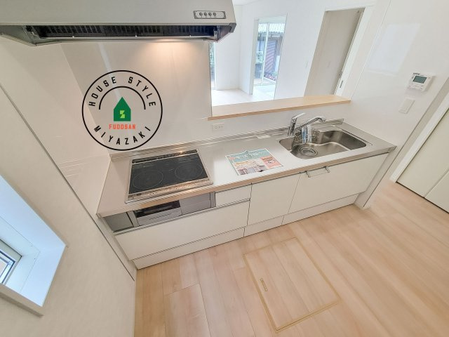 宮崎市島之内第11-3棟　(1号棟)のキッチン|ご家族を近くに感じられる対面キッチンのLDK。会話もはずみそうですね。