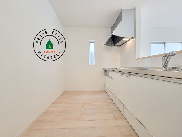 宮崎市島之内第11-3棟　(1号棟)のキッチン|ダイニングテーブルへの配膳がラクラク、お料理はかどるカウンター付きシステムキッチン！