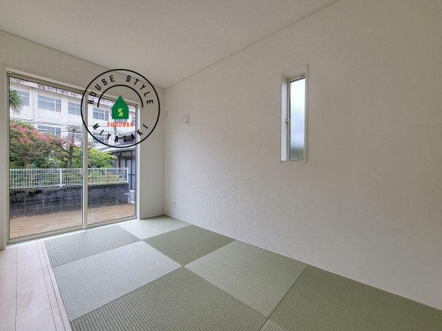 宮崎市島之内第11-3棟　(1号棟)の和室|和室を上手に活用すると暮らし方の幅が広がります。例えば普段は開け放して、子供の小さいうちはお昼寝や遊びのスペースに。畳はソフトなので転んでもケガをしにくく安心です