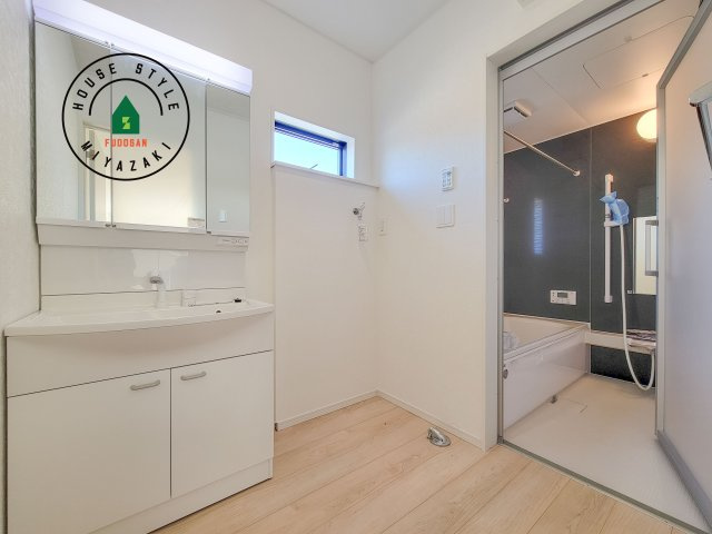 宮崎市島之内第11-3棟　(2号棟)の脱衣所|ゆとりの洗面スペースで朝の身支度もスムーズに。暮らしを快適に変えるシャワー付洗面台です！