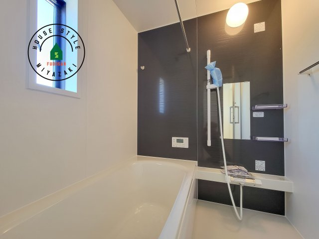 宮崎市島之内第11-3棟　(2号棟)の浴室|1日の疲れを癒してくれる広々バスルーム。雨の日のお洗濯にも大活躍な浴室乾燥機付です！