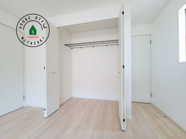 宮崎市島之内第11-3棟　(2号棟)の収納|洋服や大きな荷物が多い方や人数の多いご家族などは、一般的なクローゼットよりもウォークインクローゼットのほうが使い勝手が良いです。