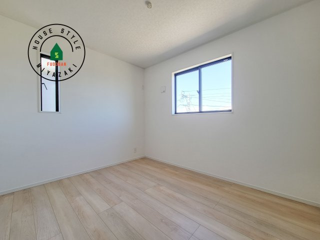 宮崎市島之内第11-3棟　(2号棟)の洋室|柔らかい陽光が差し込む明るいお部屋を演出する設計。彩光の取れる窓が気持ちの良いお部屋を創り上げます。