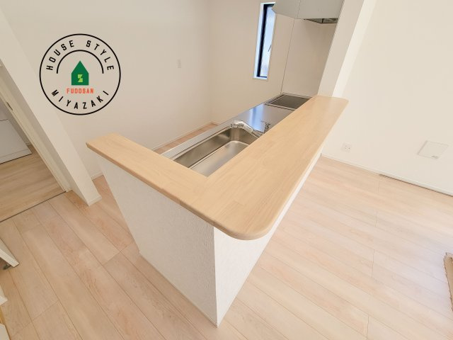 宮崎市島之内第11-3棟　(2号棟)のダイニング|キッチンから立ち込める香りが今日の料理を期待させます。