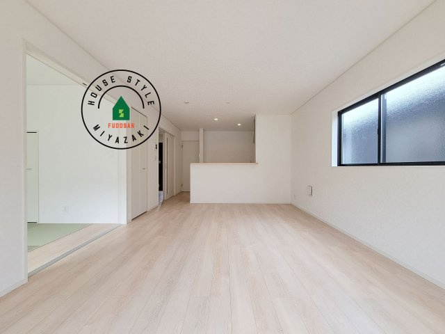 宮崎市島之内第11-3棟　(2号棟)の居間・リビング|キッチンからリビングをしっかり確認できます。家族の笑顔があふれる空間になりそうですね。