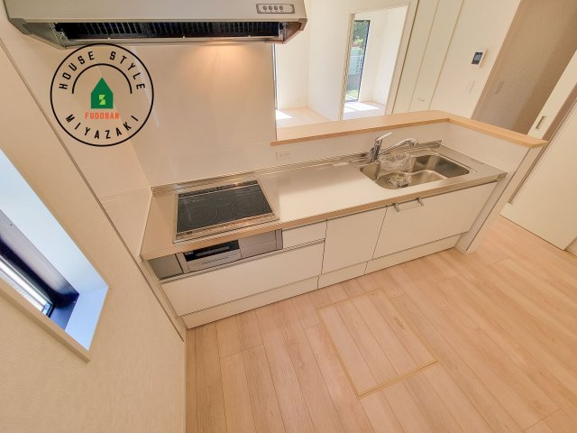 宮崎市島之内第11-3棟　(2号棟)のキッチン|ご家族を近くに感じられる対面キッチンのLDK。会話もはずみそうですね。