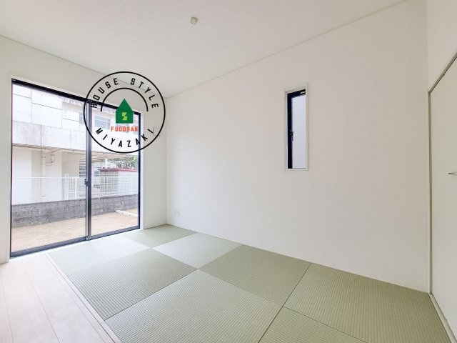 宮崎市島之内第11-3棟　(2号棟)の和室|和室を上手に活用すると暮らし方の幅が広がります。例えば普段は開け放して、子供の小さいうちはお昼寝や遊びのスペースに。畳はソフトなので転んでもケガをしにくく安心です