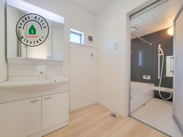 宮崎市島之内第11-3棟　(3号棟)の脱衣所|ゆとりの洗面スペースで朝の身支度もスムーズに。暮らしを快適に変えるシャワー付洗面台です！