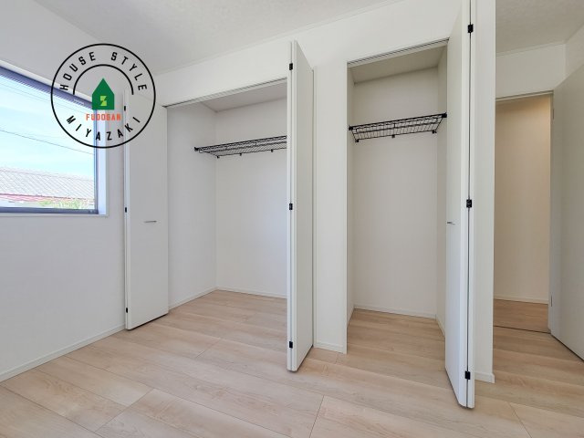 宮崎市島之内第11-3棟　(3号棟)の収納|洋服や大きな荷物が多い方や人数の多いご家族などは、一般的なクローゼットよりもウォークインクローゼットのほうが使い勝手が良いです。