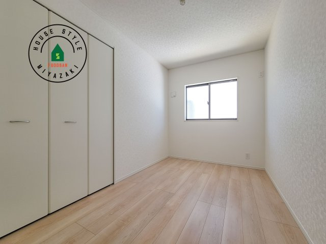 宮崎市島之内第11-3棟　(3号棟)の洋室|柔らかい陽光が差し込む明るいお部屋を演出する設計。彩光の取れる窓が気持ちの良いお部屋を創り上げます。