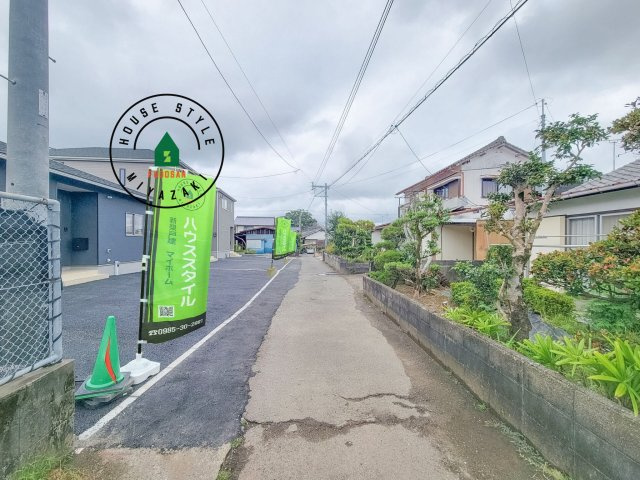 宮崎市島之内第11-3棟　(3号棟)の前面道路含む現地写真|前面道路は閑静な住宅地をはしる車通りの少ない道路。お車の出し入れが苦手なママや小さなお子様にも安心ですね。しっかり舗装もされているので、ベビーカーや自転車で通っても快適に通行できます。