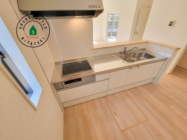 宮崎市島之内第11-3棟　(3号棟)のキッチン|ご家族を近くに感じられる対面キッチンのLDK。会話もはずみそうですね。