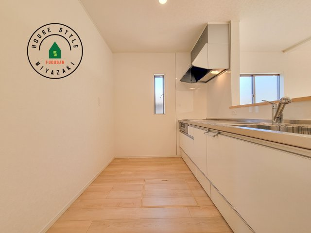 宮崎市島之内第11-3棟　(3号棟)のキッチン|ダイニングテーブルへの配膳がラクラク、お料理はかどるカウンター付きシステムキッチン！