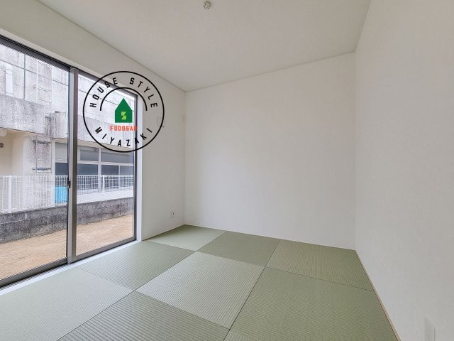 宮崎市島之内第11-3棟　(3号棟)の和室|和室を上手に活用すると暮らし方の幅が広がります。例えば普段は開け放して、子供の小さいうちはお昼寝や遊びのスペースに。畳はソフトなので転んでもケガをしにくく安心です