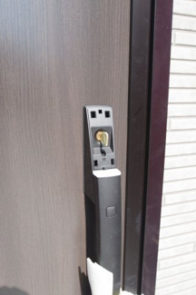 【防犯設備】 | 【仲介手数料無料！！】日野市日野本町4丁目　新築戸建て（全5棟）4号棟　4580万円 | 玄関扉はカードキー対応