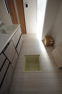 【収納】 | 【仲介手数料無料！！】日野市日野本町4丁目　新築戸建て（全5棟）4号棟　4580万円 | キッチンの床下収納