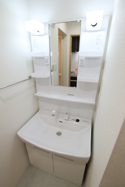 ※別室参考写真※朝の準備に便利なシャワー付洗面台