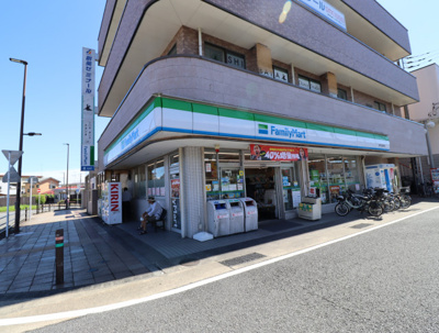 ファミリーマート 愛甲石田駅前店まで550ｍ