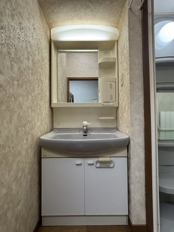 平吹町貸家の洗面所|広い洗面スペース