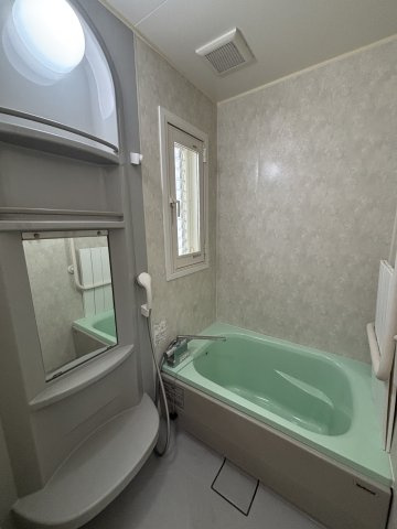 平吹町貸家の浴室|コンパクトで使いやすいお風呂です