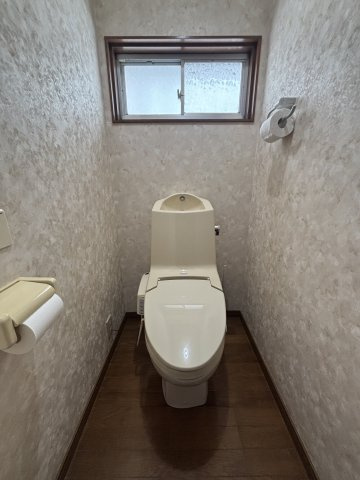 平吹町貸家のトイレ|清潔感のあるトイレです