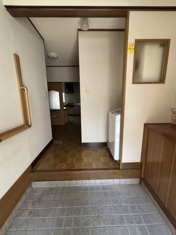 平吹町貸家の玄関|収納もある玄関です