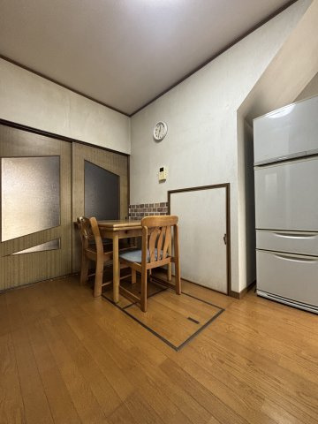 平吹町貸家の居間・リビング|家電は残置物です。